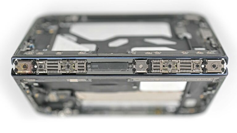 iFixit-iPhone-Duo-ટિયરડાઉન-ક્રેક્ડ-સ્ક્રીનના-સંભવિત-કારણો-બતાવે-છે.jpg